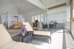 Posezení v ubytování Sri Sharavi Beach Villas & Spa - with 43 metre saltwater infinity pool