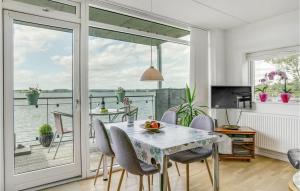 comedor con mesa y vistas al agua en 2 Bedroom Nice Apartment In Hejls en Hejls