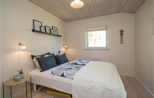 Postel nebo postele na pokoji v ubytování Cozy Home In Pandrup With Kitchen