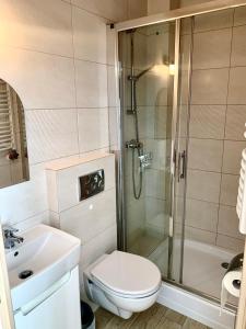 ザコパネにあるWilla Widokowa Zakopaneのバスルーム(シャワー、トイレ、シンク付)