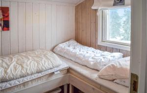 Zimmer mit 2 Betten und einem Fenster in der Unterkunft Sjusjen Brttum in Sjusjøen