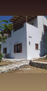 un edificio blanco con ventanas laterales en Imellos, en Apérathos