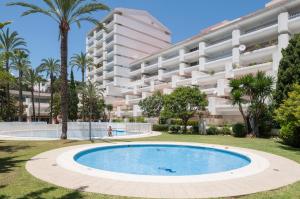 Bazén v ubytování Jardines del Mar Apartments nebo v jeho okolí