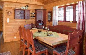 羅恩的住宿－Gorgeous Home In Rn With Wifi，一间带木桌和椅子的用餐室