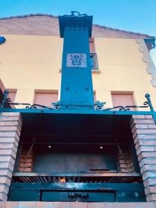 Hotel La Barrosa في أبيجار: مبنى عليه برج ازرق