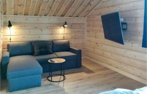 a living room with a blue couch and a table at Beautiful Home In Vemdalen With 4 Bedrooms, Sauna And Wifi in Vemdalen