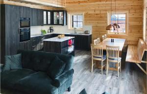 ein Wohnzimmer mit einem Sofa und einer Küche in der Unterkunft Beautiful Home In Vemdalen With House A Mountain View in Vemdalen