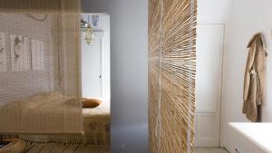 y baño con ducha acristalada y cama. en Living in the archeosites - Rental Apartments, en Siracusa
