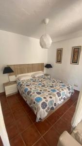 - une chambre avec un lit dans l'établissement GABISOL Apartments 2, à Malaga