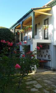 a house with a balcony with flowers on it at La Casona de Doña Clotilde in Sardón de Duero