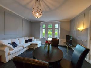 a living room with a couch and a table at Ferienwohnung Regattastrecke Berlin in Berlin