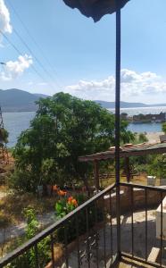 uitzicht op het water vanaf het balkon van een huis bij Selenes Pansiyon in Kapıkırı