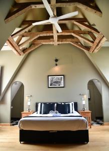 een slaapkamer met een groot bed en een plafond bij Chateau De Jalesnes in Vernantes