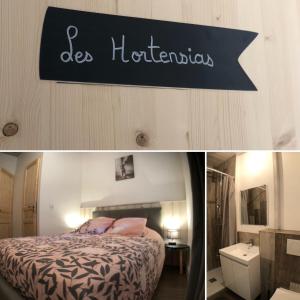Habitación de hotel con cama y cartel en la pared en la Roseraie, en Chooz