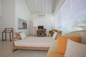 Posezení v ubytování Sri Sharavi Beach Villas & Spa - with 43 metre saltwater infinity pool