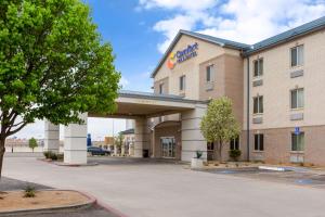 een weergave van een hotel met een parkeerplaats bij Comfort Inn & Suites in Amarillo