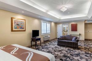 O zonă de relaxare la Quality Inn & Suites Garden of the Gulf