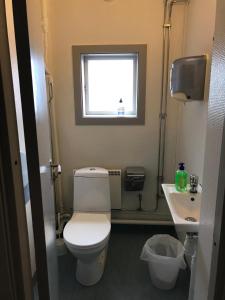 La salle de bains est pourvue de toilettes et d'un lavabo. dans l'établissement Vandrarhem Varvet, à Ellös