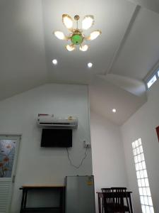 um quarto com um tecto com uma ventoinha e uma ventoinha de tecto em Pakdeehouse Homestay em Phra Nakhon Si Ayutthaya