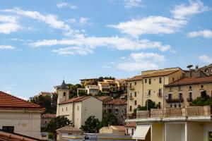 vista su una città con edifici su una collina di InCentroScalea B&B a Scalea