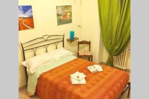 um quarto com uma cama com duas toalhas em Bea Home sarai il benvenuto! em Roma