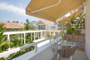 Balkón nebo terasa v ubytování Sri Sharavi Beach Villas & Spa - with 43 metre saltwater infinity pool