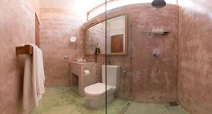 Koupelna v ubytování Sri Sharavi Beach Villas & Spa - with 43 metre saltwater infinity pool