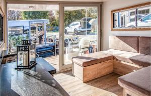 ヘニングスドルフにあるAwesome Ship In Hennigsdorfのソファとテーブルのあるリビングルーム