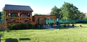 einen Pavillon inmitten eines Gartens in der Unterkunft Flower Bike in Štúrovo