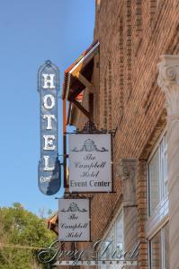 una señal para un centro de eventos al lado de un edificio en The Campbell Hotel en Tulsa