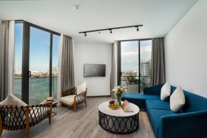 TV a/nebo společenská místnost v ubytování HAIAN Riverfront Hotel Da Nang