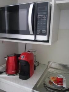 encimera de cocina con microondas y cafetera en Daniela B&B, en Cariati