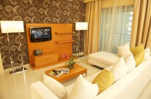 Телевизор и/или развлекательный центр в Grand Bellevue Hotel Apartment Dubai