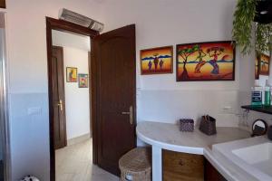 a bathroom with a sink and a counter top at Appartamento Due passi dal Mare - La Marmorata in Santa Teresa Gallura