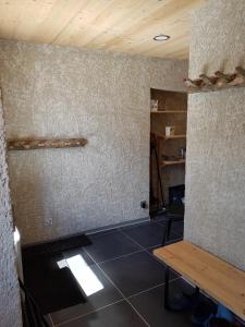 una habitación vacía con una mesa y un estante en Chez Papy - Grand Appart Entirely renovated Ventelon La Grave La Meije, en La Grave