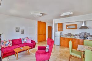 Una cocina o zona de cocina en Çınarlar Apart Hotel KAŞ