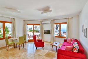 Una televisión o centro de entretenimiento en Çınarlar Apart Hotel KAŞ
