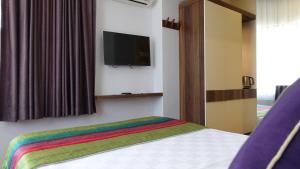 Schlafzimmer mit einem Bett mit einer Regenbogendecke in der Unterkunft Mono Hotel in Antalya