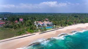 - une vue aérienne sur une plage dans l'établissement Sri Sharavi Beach Villas & Spa - with 43 metre saltwater infinity pool, à Mirissa
