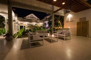 Posezení v ubytování Sri Sharavi Beach Villas & Spa - with 43 metre saltwater infinity pool