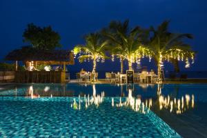 Bazén v ubytování Sri Sharavi Beach Villas & Spa - with 43 metre saltwater infinity pool nebo v jeho okolí