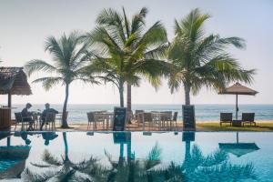 Bazén v ubytování Sri Sharavi Beach Villas & Spa - with 43 metre saltwater infinity pool nebo v jeho okolí