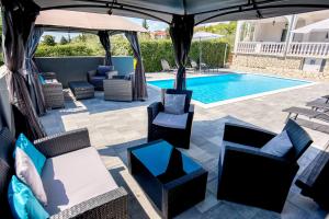 Bazén v ubytovaní Villa Natura with private pool alebo v jeho blízkosti