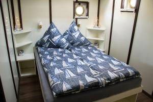 Island-dreams Hausboot Cecilie tesisinde bir odada yatak veya yataklar