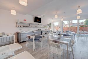 Posezení v ubytování Pod Winogronem - Apartamenty z basenem i wyżywieniem