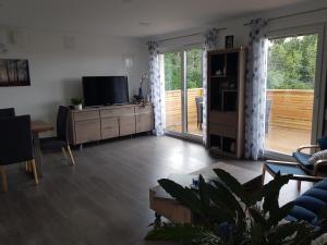 โทรทัศน์และ/หรือระบบความบันเทิงของ Ferienwohnung Weizblick