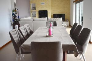 uma sala de jantar com mesa e cadeiras em Casa da Vitoria em Falca