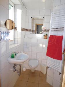 Koupelna v ubytování Hostel Waldhaus Am Ferienpark Mirow -Zimmer DU WC + 21 fotografií