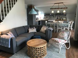 ein Wohnzimmer mit einer Couch und einem Tisch in der Unterkunft Schippers Butz strandnah mit Whirpool in Ostseebad Karlshagen + 29 Fotos