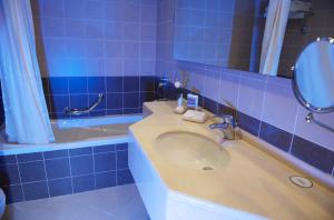 Ванная комната в Grand Bellevue Hotel Apartment Dubai
